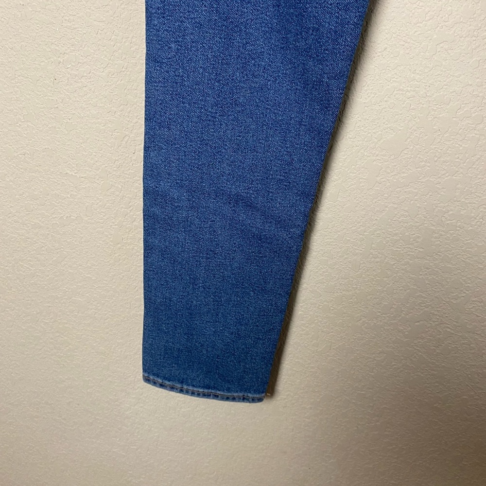 American Eagle Tomgirl Medium Wash Button Tab Straight Leg Jeans Size 28” - Picture 12 of 15